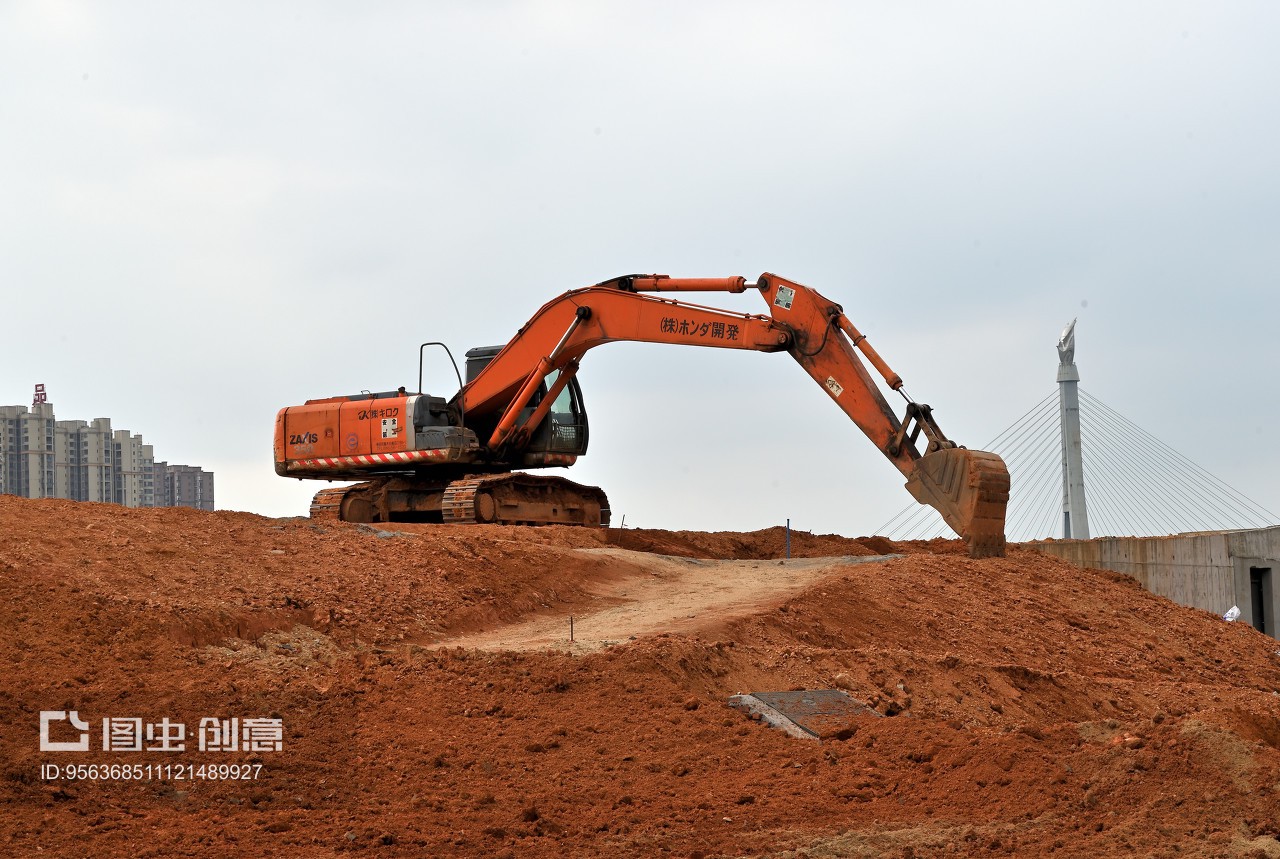 城市建設(shè)工地的大型機(jī)械設(shè)備